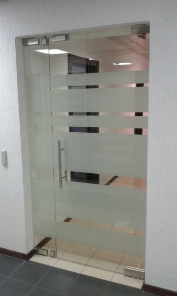 Стеклянная маятниковая дверь